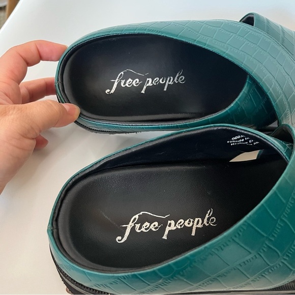 🐊 Free People Green Faux Croc Platform Slides Sz 38 | Bold Streetwear Sandals - Picture 7 of 11